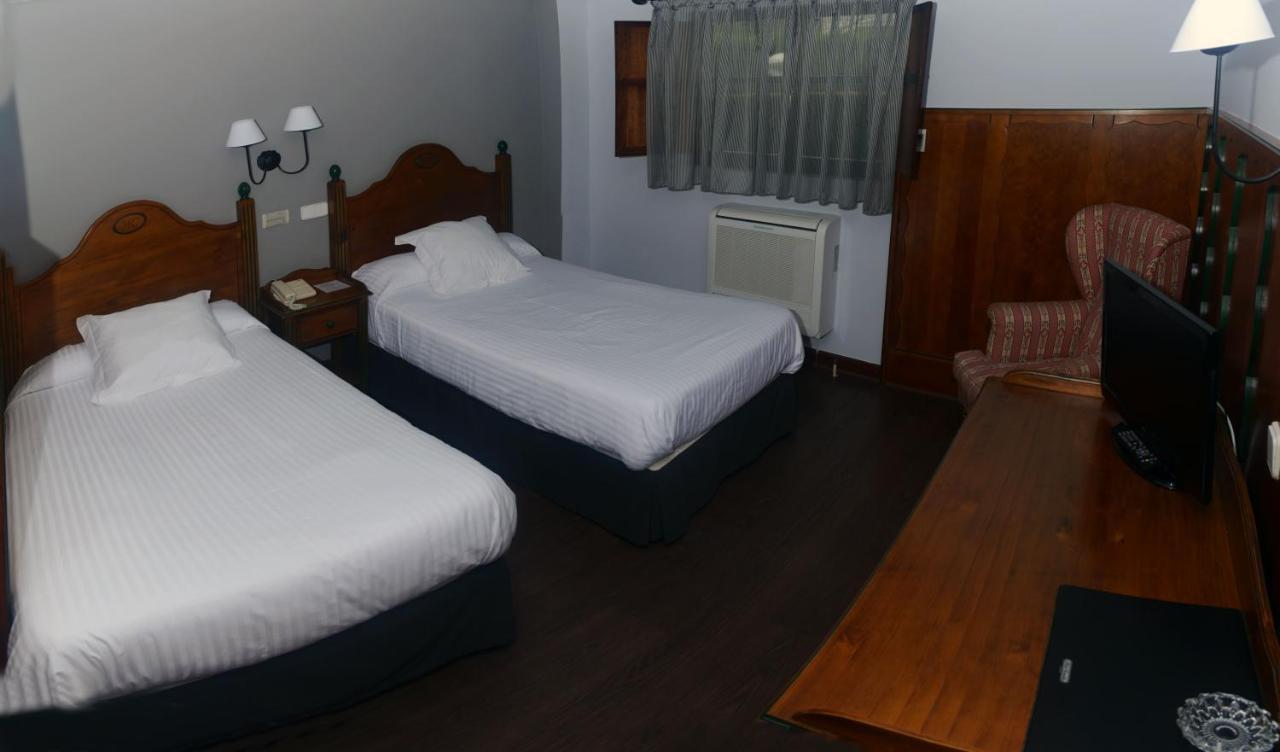 Hotel Комильяс Экстерьер фото