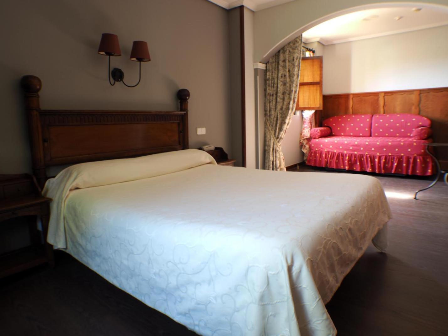 Hotel Комильяс Экстерьер фото