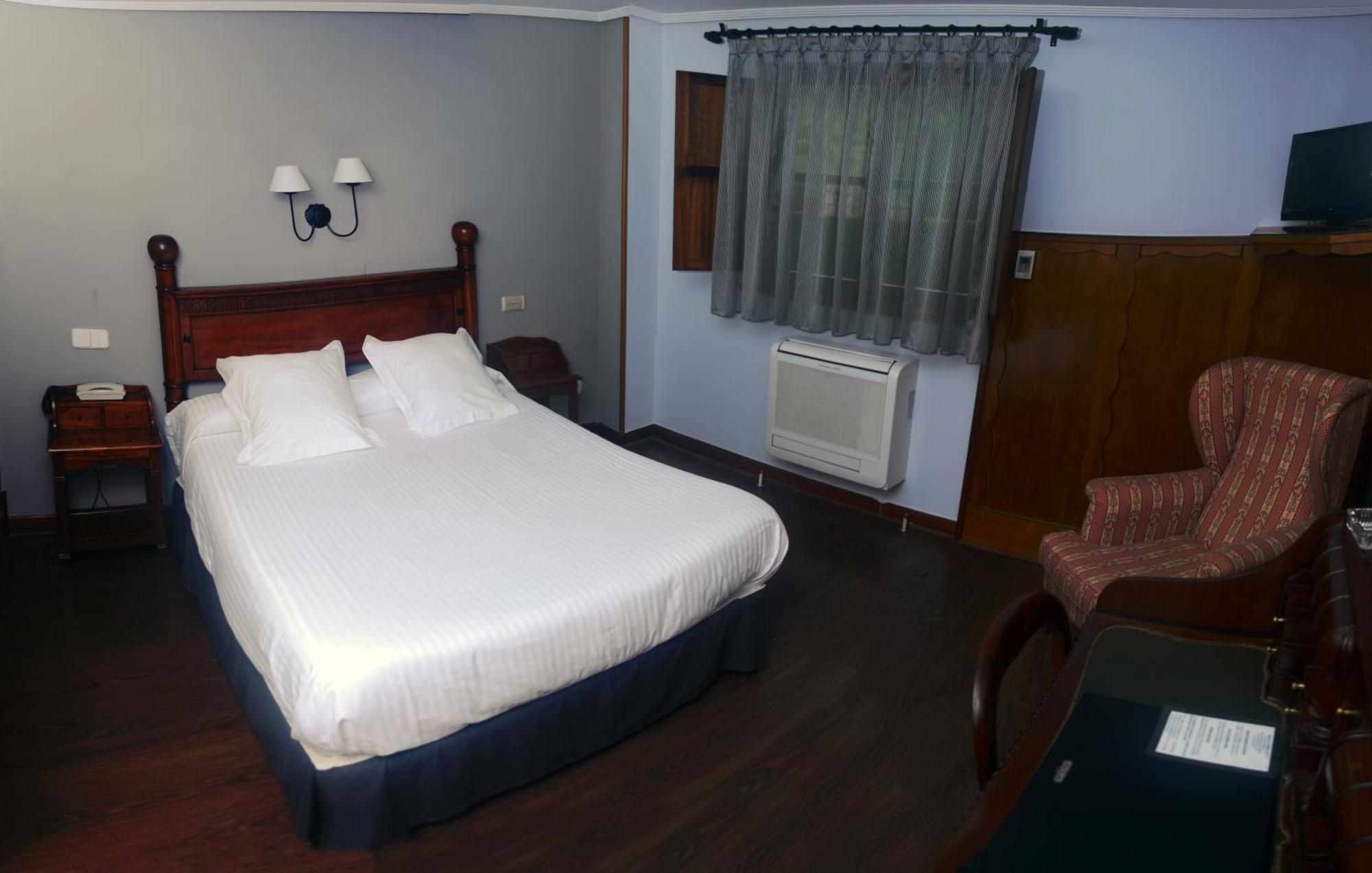 Hotel Комильяс Экстерьер фото