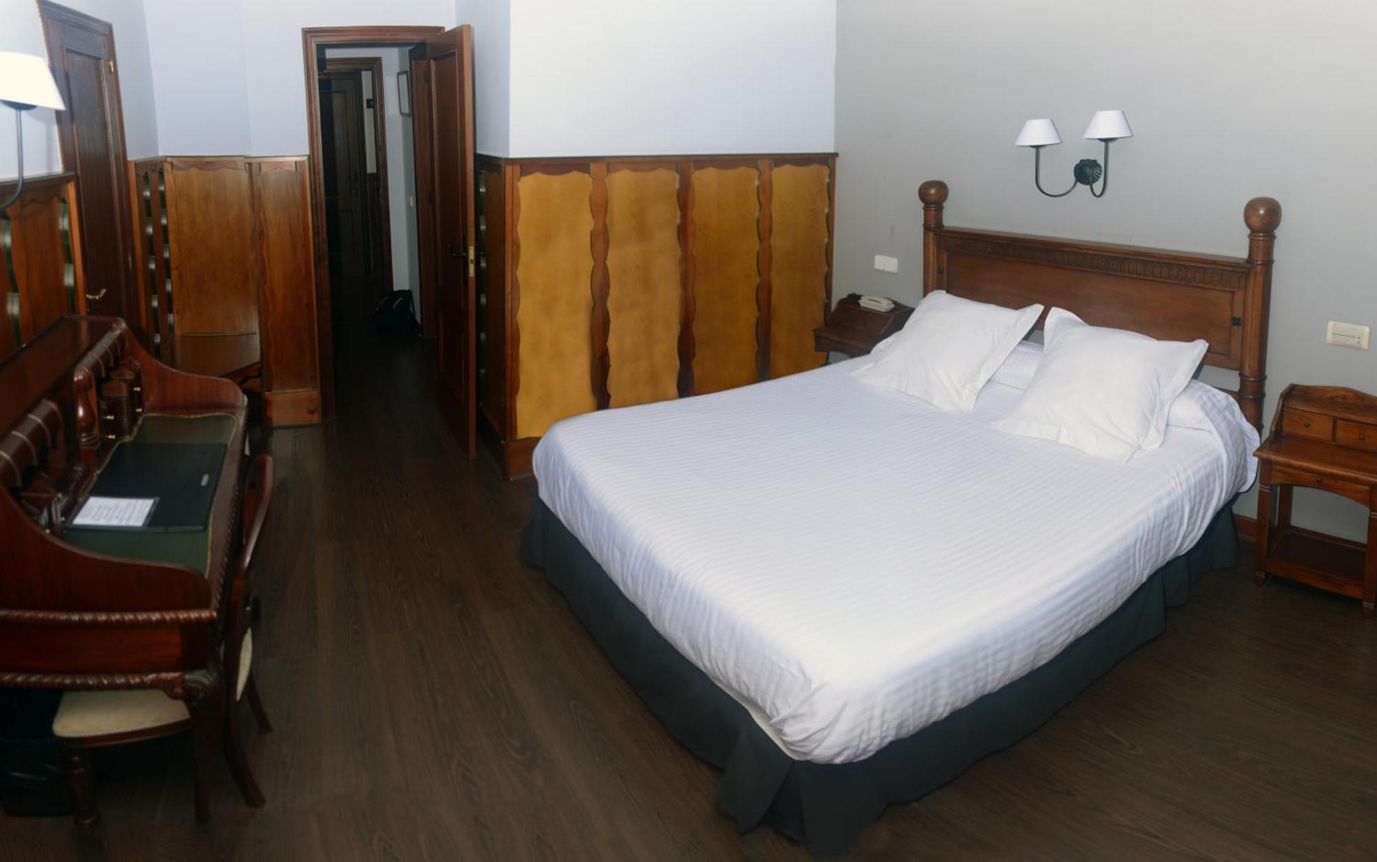 Hotel Комильяс Экстерьер фото