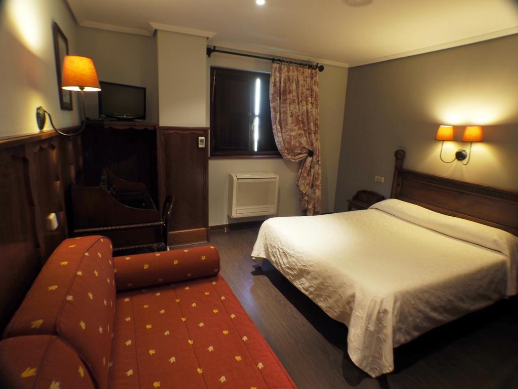 Hotel Комильяс Экстерьер фото